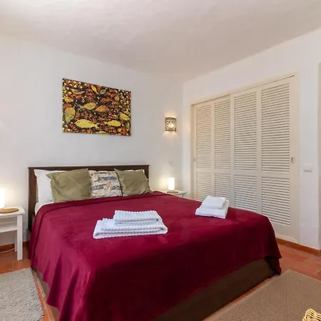 Casa Cinquenta E Um Carvoeiro (Lagoa)