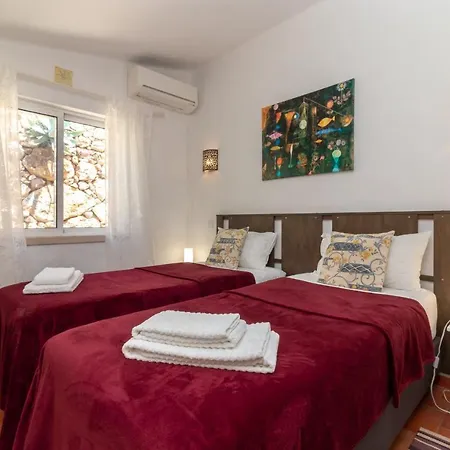 Casa Cinquenta E Um Carvoeiro (Lagoa)